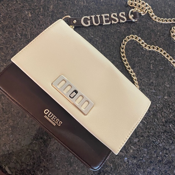 Guess Handbags - Guess~Los Angeles~ Cross Body Purse 🤎